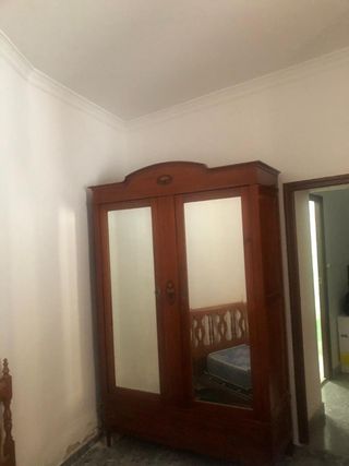Armario antiguo de madera con espejo