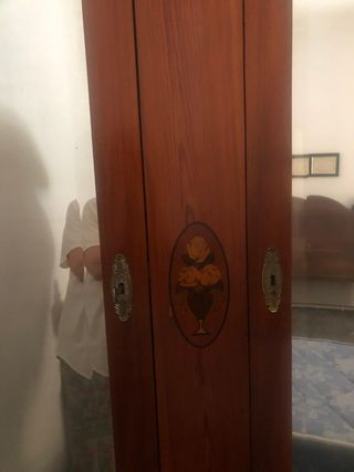 Armario antiguo de madera con espejo