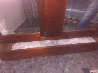 Armario antiguo de madera con espejo