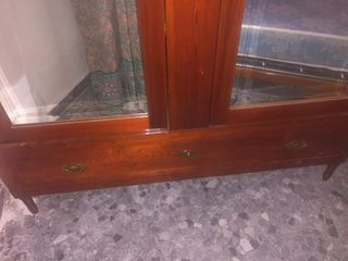 Armario antiguo de madera con espejo