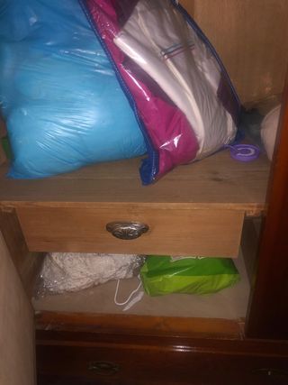Armario antiguo de madera con espejo