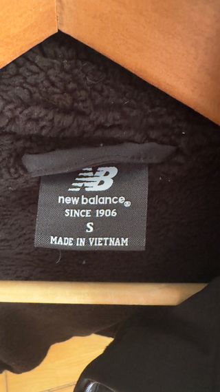 Cazadora New Balance negra - Talla S