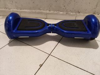 Monopatín eléctrico azul