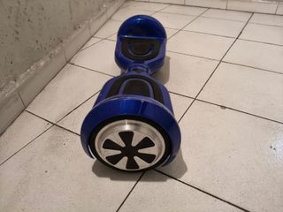 Monopatín eléctrico azul