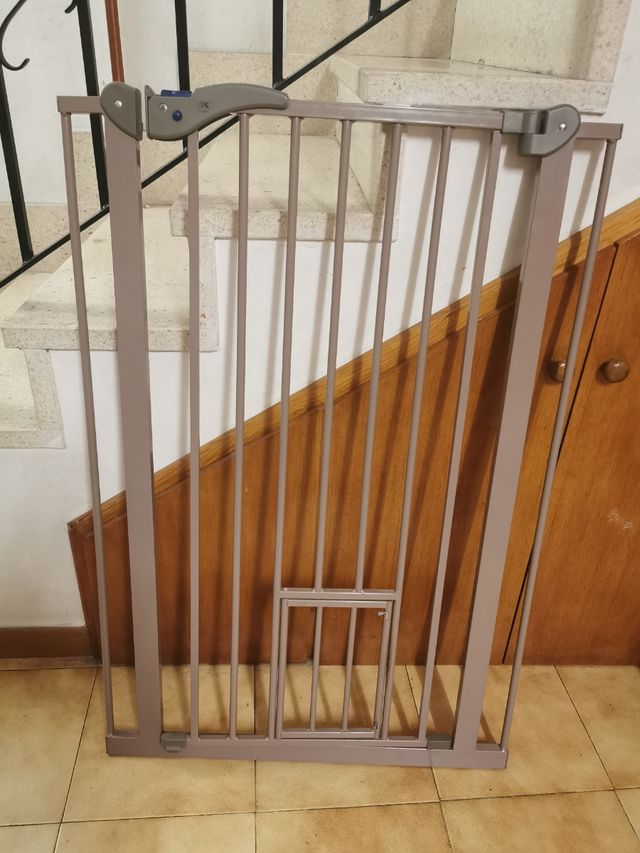 Barrera Savic Dog Barrier con puerta gatera