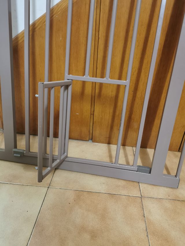 Barrera Savic Dog Barrier con puerta gatera