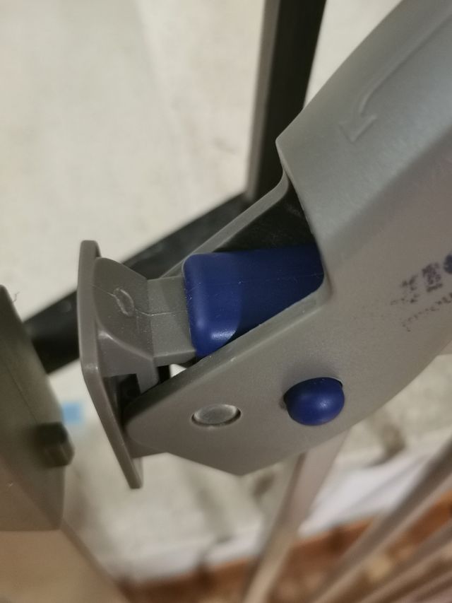 Barrera Savic Dog Barrier con puerta gatera