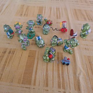 12 Sorpresine Kinder Stralunati