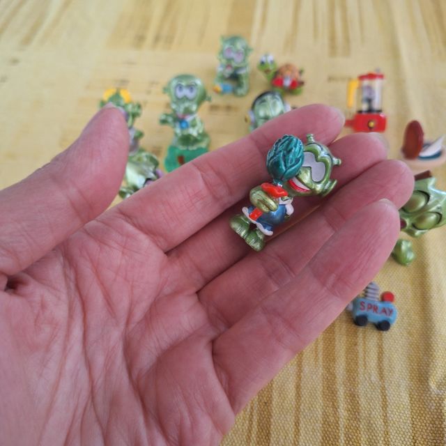 12 Sorpresine Kinder Stralunati