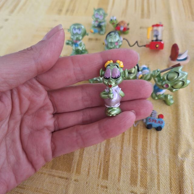 12 Sorpresine Kinder Stralunati