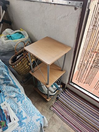 Mesita 2 estantes - metal y madera