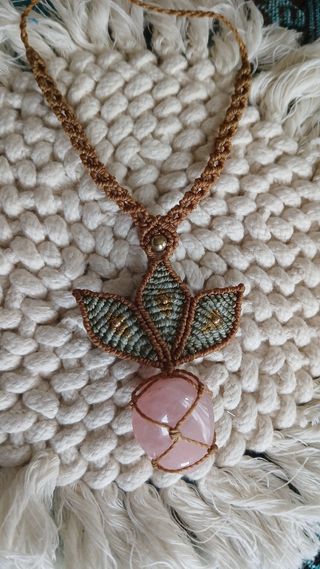 Collana macramè con pietra cuarzo rosa.