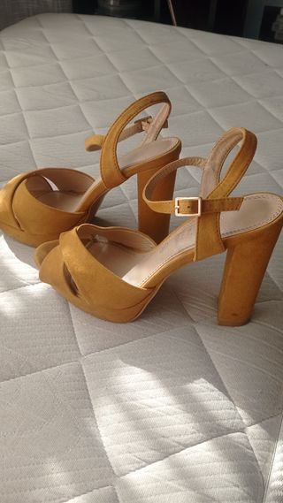 Sandalias MaryPaz color mostaza, talla 39