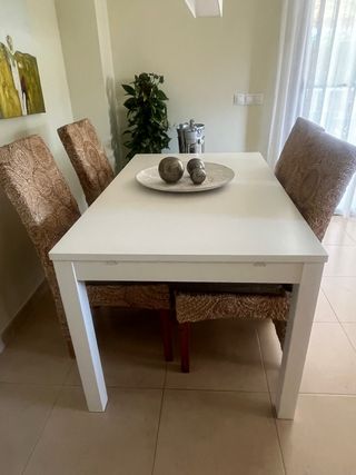 Mesa comedor + 4 sillas mimbre