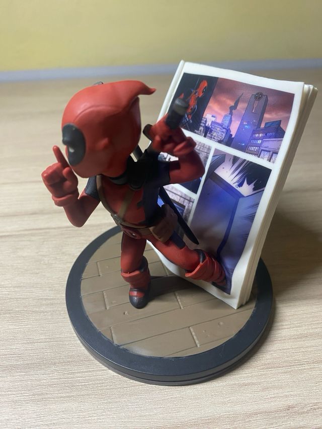 Mini Statue Deadpool: ¡Fuera del Cómic!