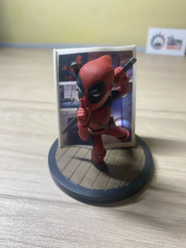 Mini Statue Deadpool: ¡Fuera del Cómic!