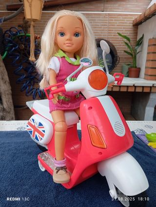 Nancy y su moto rosa