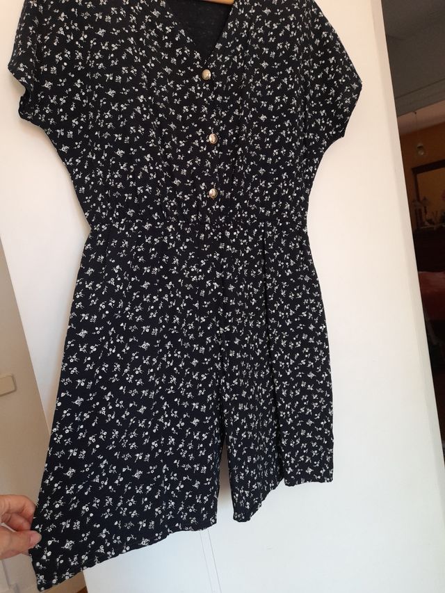 Precioso playsuit vintage negro con flores