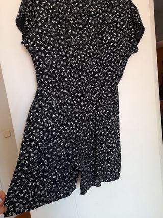 Precioso playsuit vintage negro con flores