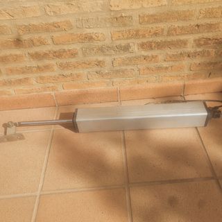 Brazo hidráulico puerta garaje