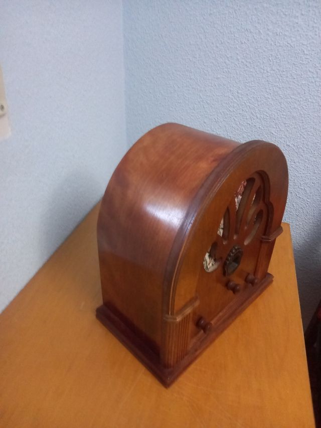 Radio antigua de madera de adorno coje mal emisor