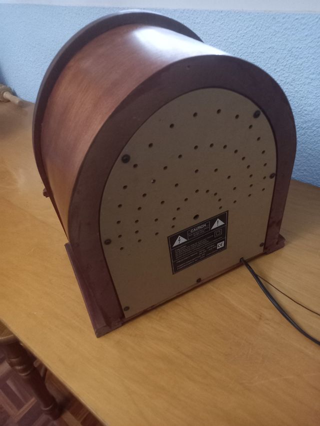 Radio antigua de madera de adorno coje mal emisor