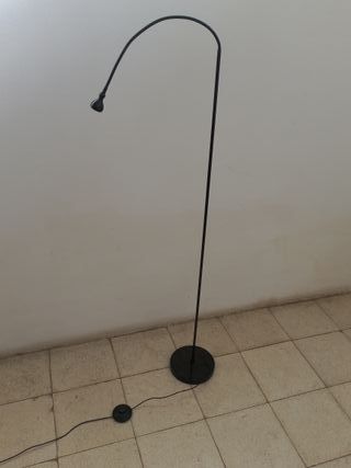 Lámpara de pie negra
