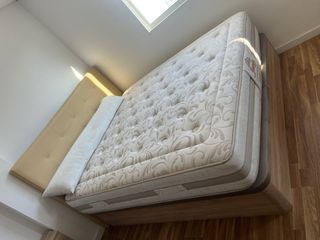 Cama blanca de madera con canapé