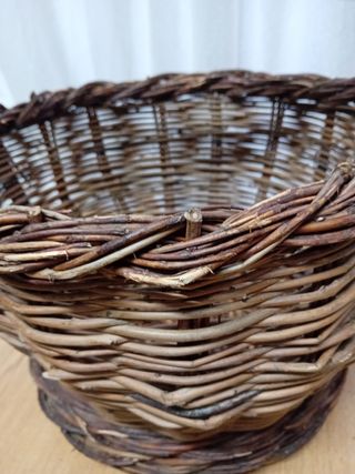 Cesta mimbre artesanal marrón