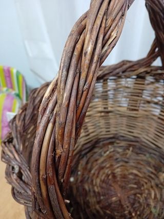 Cesta mimbre artesanal marrón