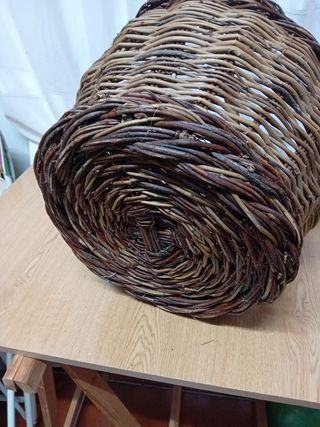 Cesta mimbre artesanal marrón