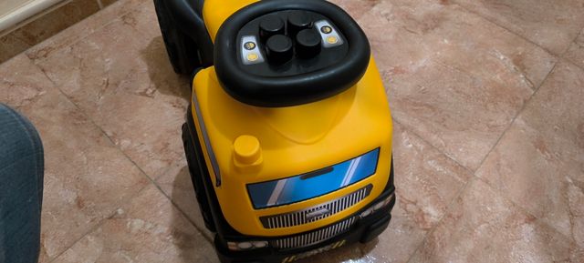 Correpasillos Molto, camión amarillo