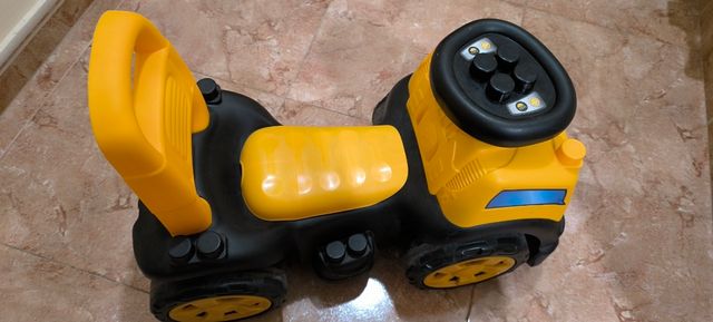 Correpasillos Molto, camión amarillo