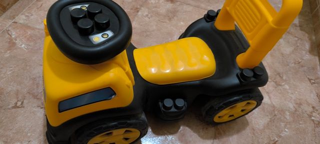 Correpasillos Molto, camión amarillo