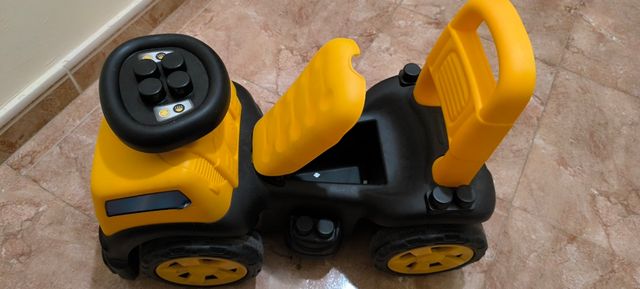 Correpasillos Molto, camión amarillo