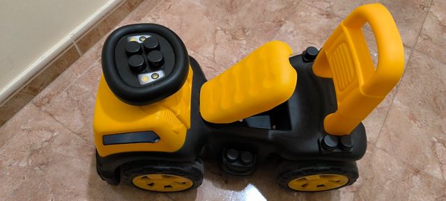 Correpasillos Molto, camión amarillo