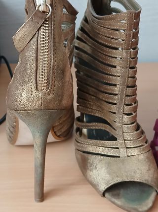 Sandalias Zara doradas y rosas