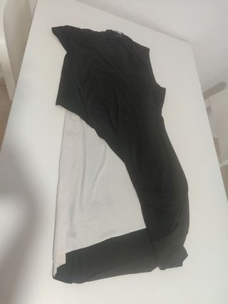 Vestido negro y blanco cruzado