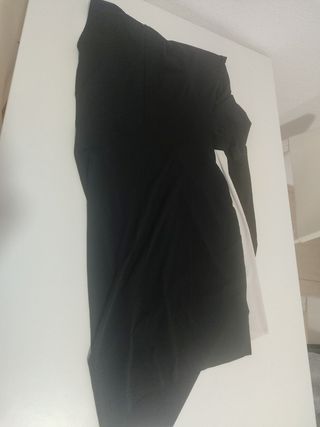 Vestido negro y blanco cruzado