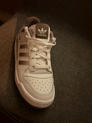 Zapatillas Adidas - Blancas y Marrón