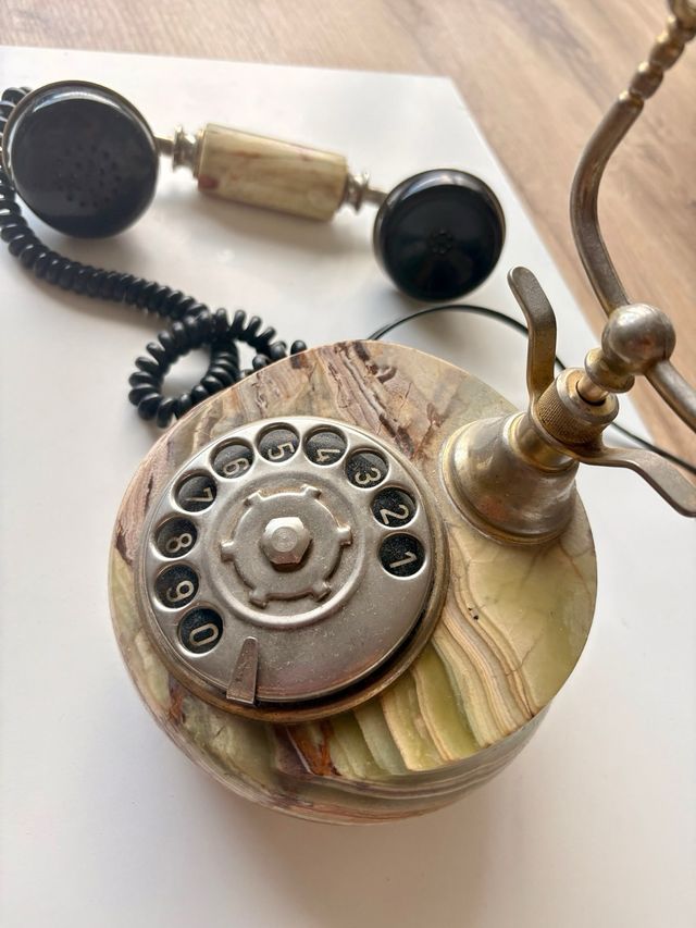 Teléfono antiguo mármol-metal
