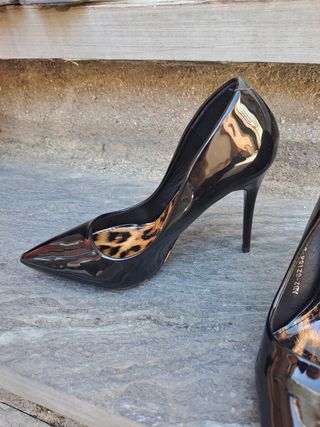 Zapatos tacón negros de charol