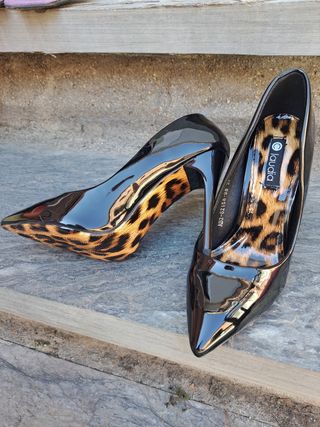 Zapatos tacón negros de charol