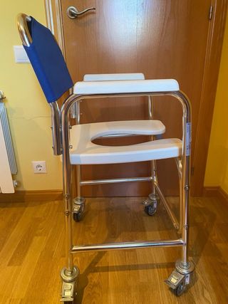 Silla WC ruedas y reposabrazos movilidad reducida
