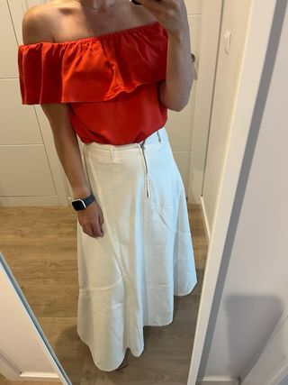 Blusa roja hombros caídos