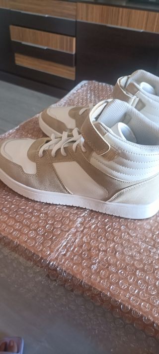 Zapatillas deportivas beige y blancas de hombre