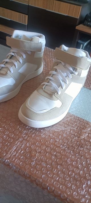 Zapatillas deportivas beige y blancas de hombre