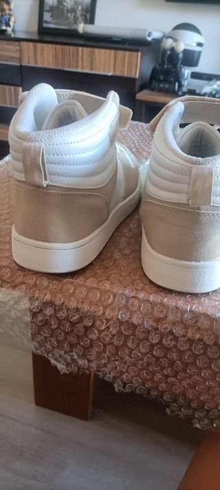Zapatillas deportivas beige y blancas de hombre