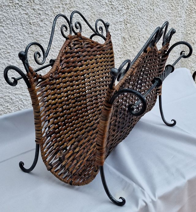 Revistero de forja y ratan.