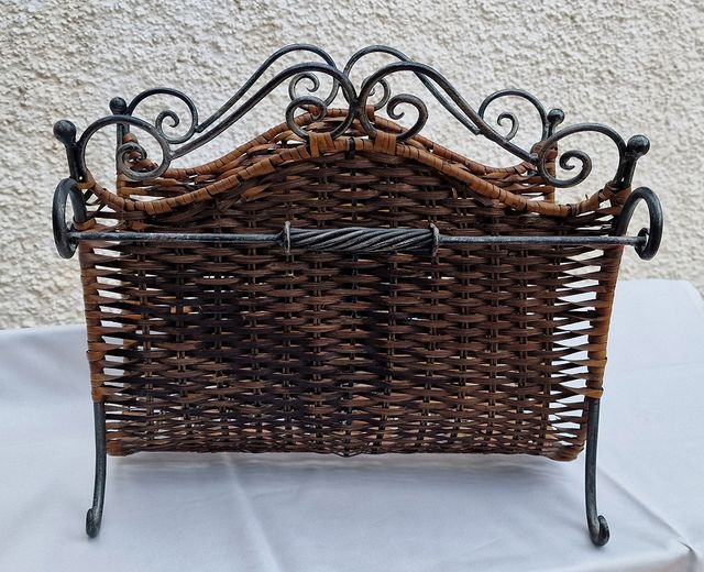 Revistero de forja y ratan.